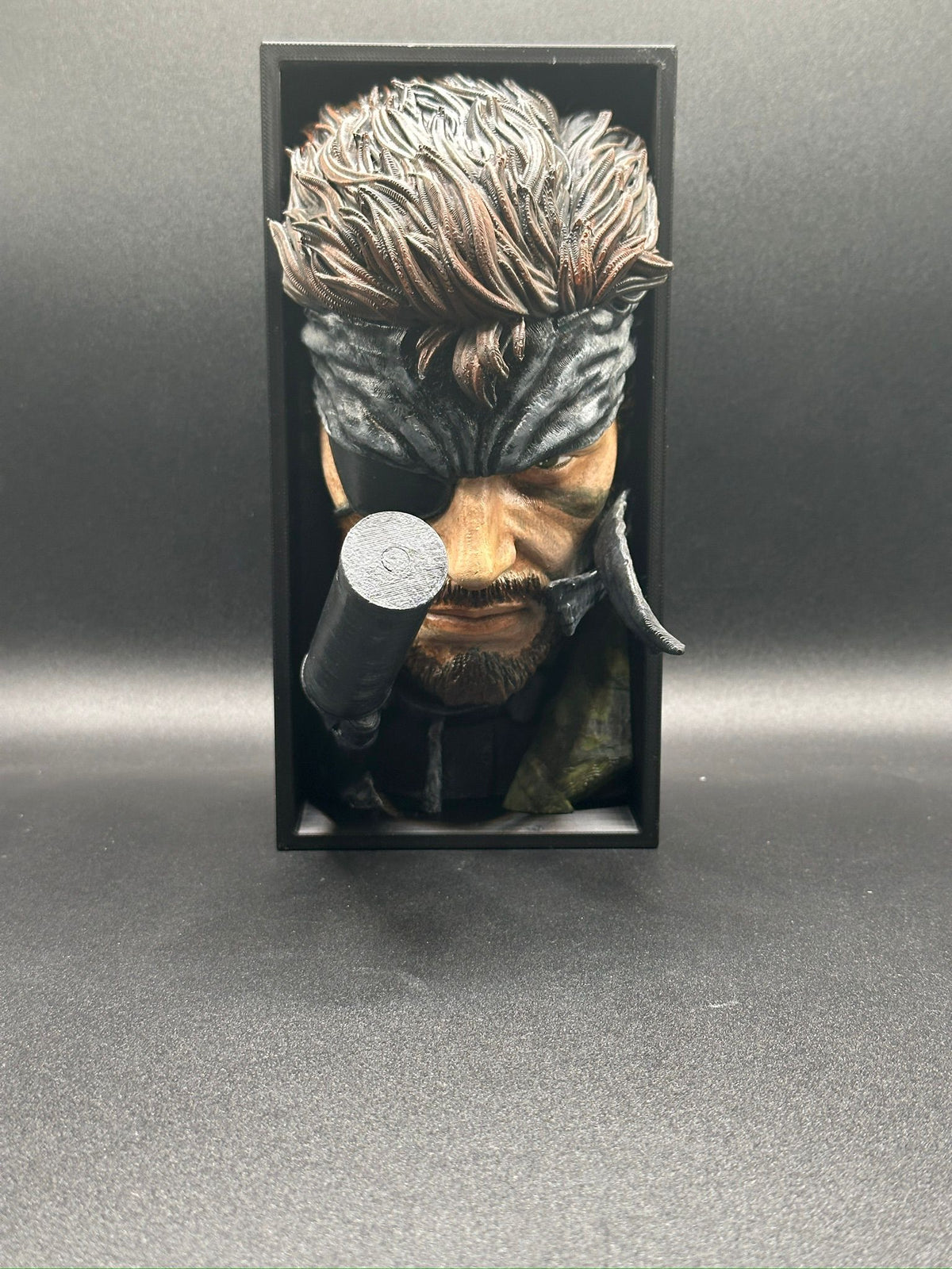 Fermalibro 3D Solid Snake dipinto a mano, dettaglio del viso e della sigaretta