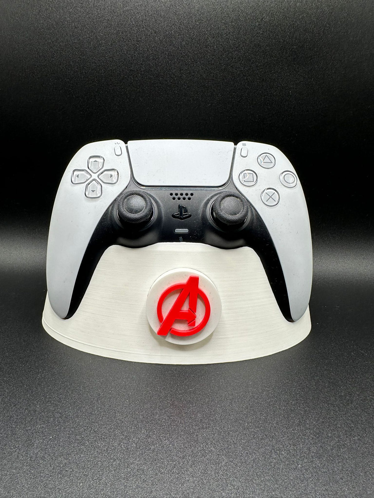 Supporto joystick PS5 con badge Avengers, base bianca