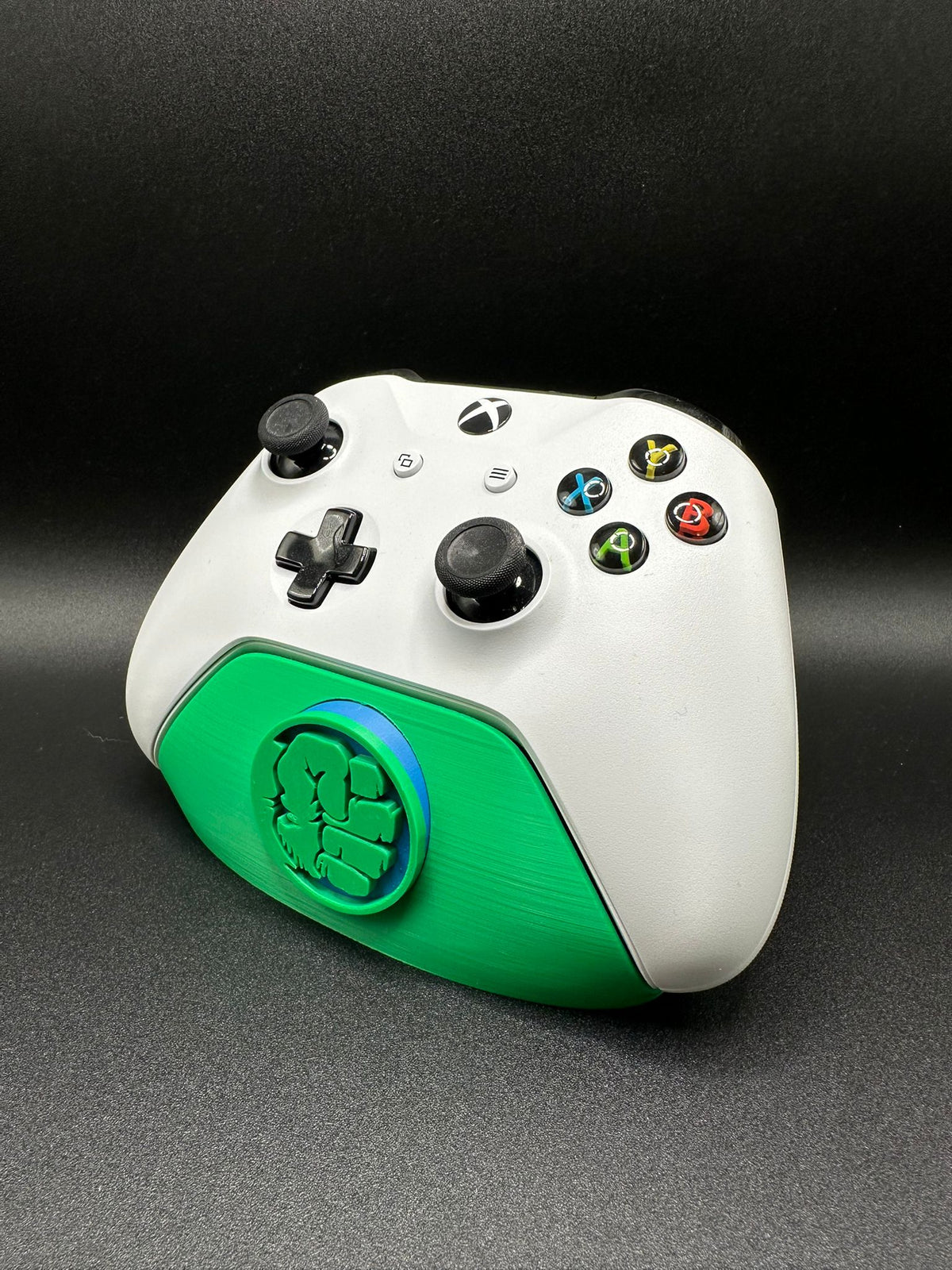 Supporto joystick Xbox con badge Hulk, vista di tre quarti