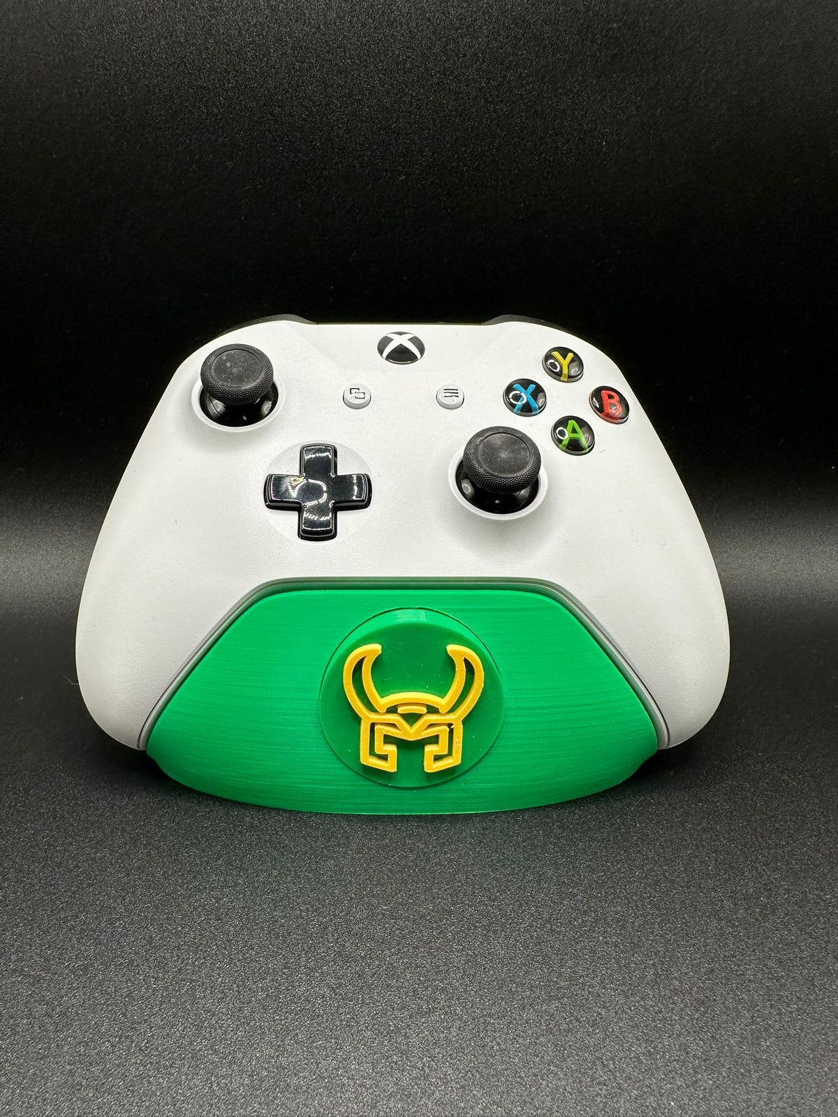 Supporto joystick Xbox con badge Loki, vista frontale