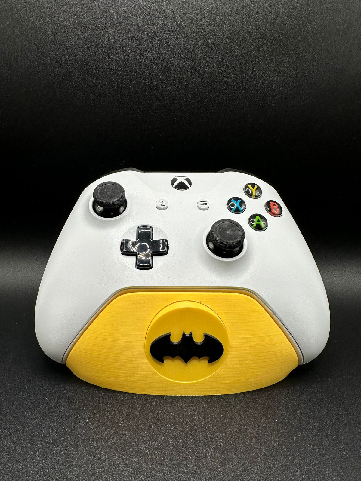 Supporto joystick Xbox con badge Batman, base gialla