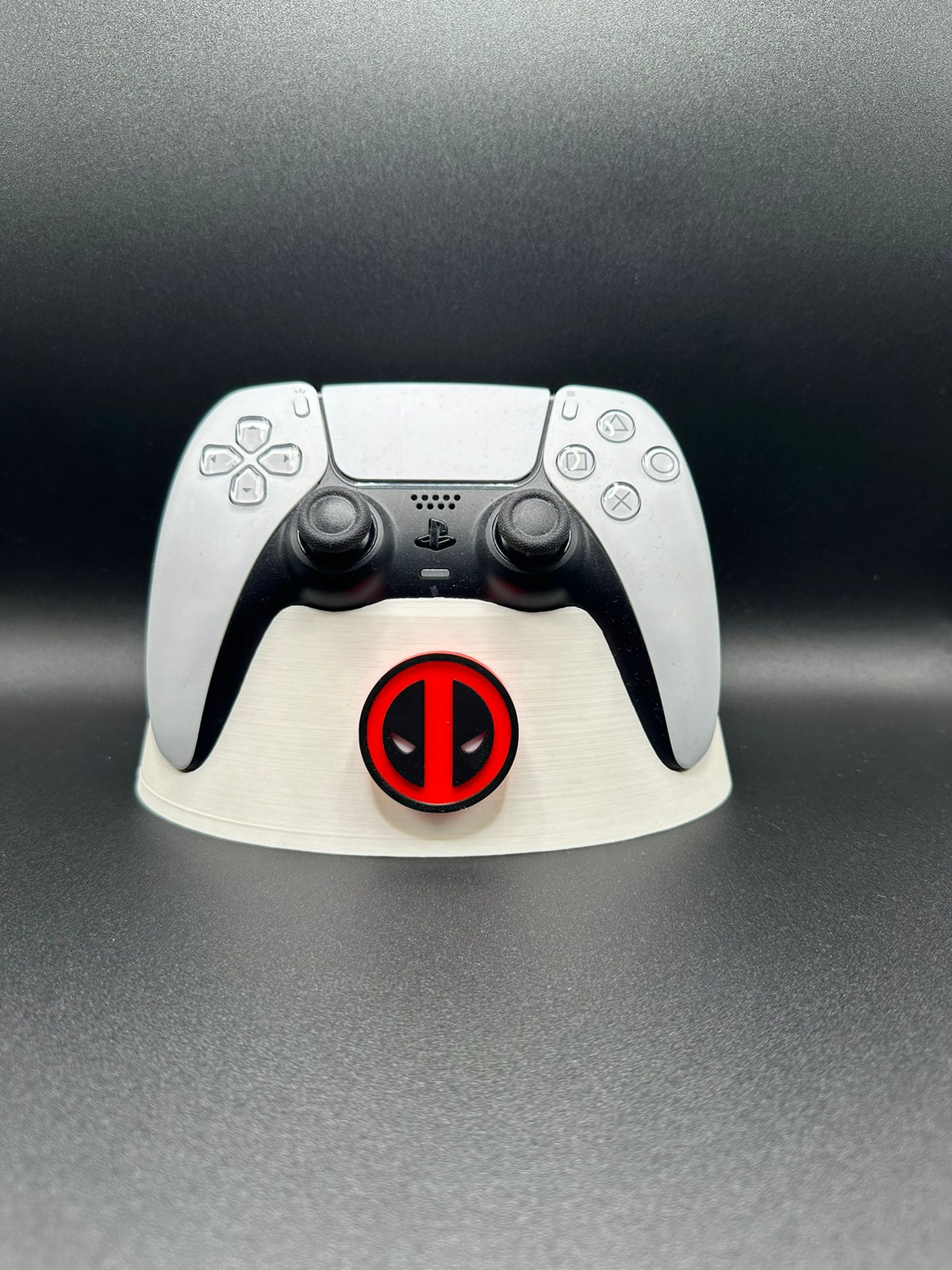 Supporto joystick PS5 con badge Deadpool, base bianca