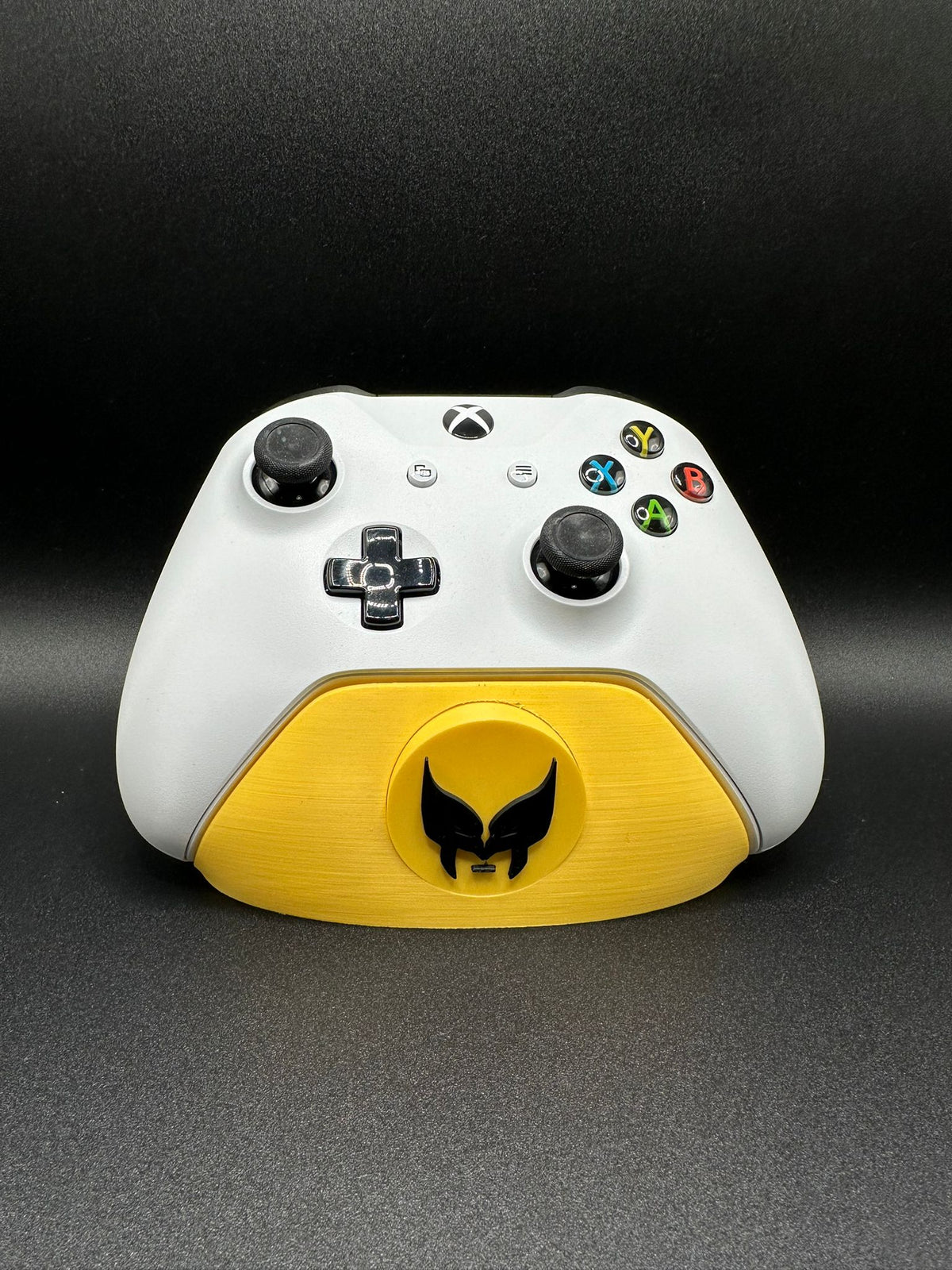 Supporto joystick Xbox con badge Wolverine, base gialla
