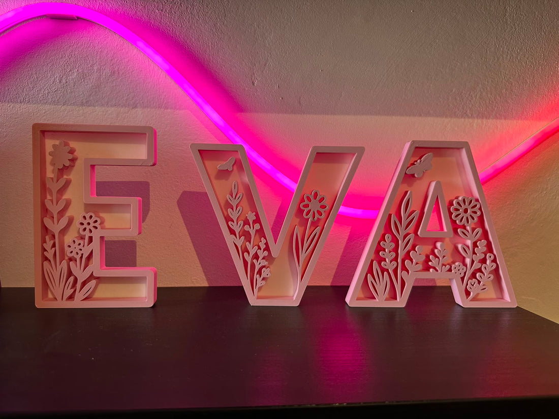 Nome EVA in lettere 3D floreali rosa illuminate al neon