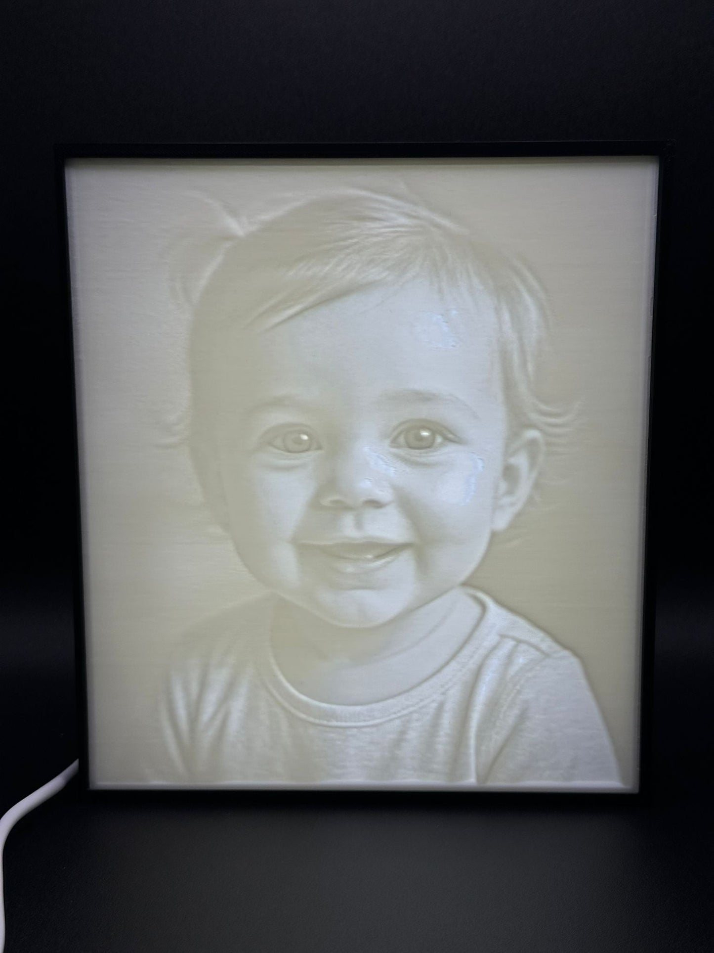 Lampada personalizzata con foto di un bambino accesa, effetto litofania 3D
