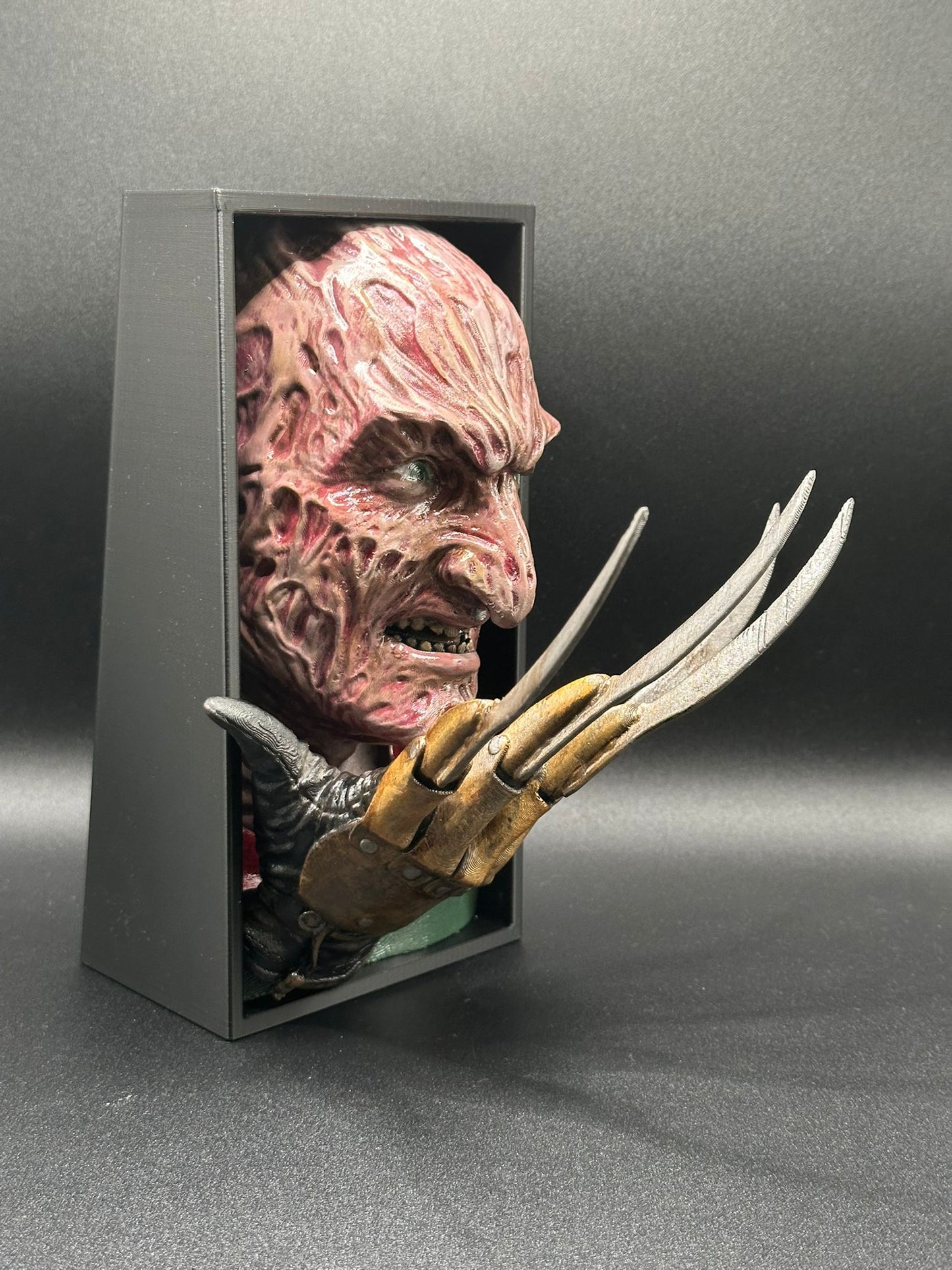 Fermalibro 3D Freddy Krueger Dipinto a Mano