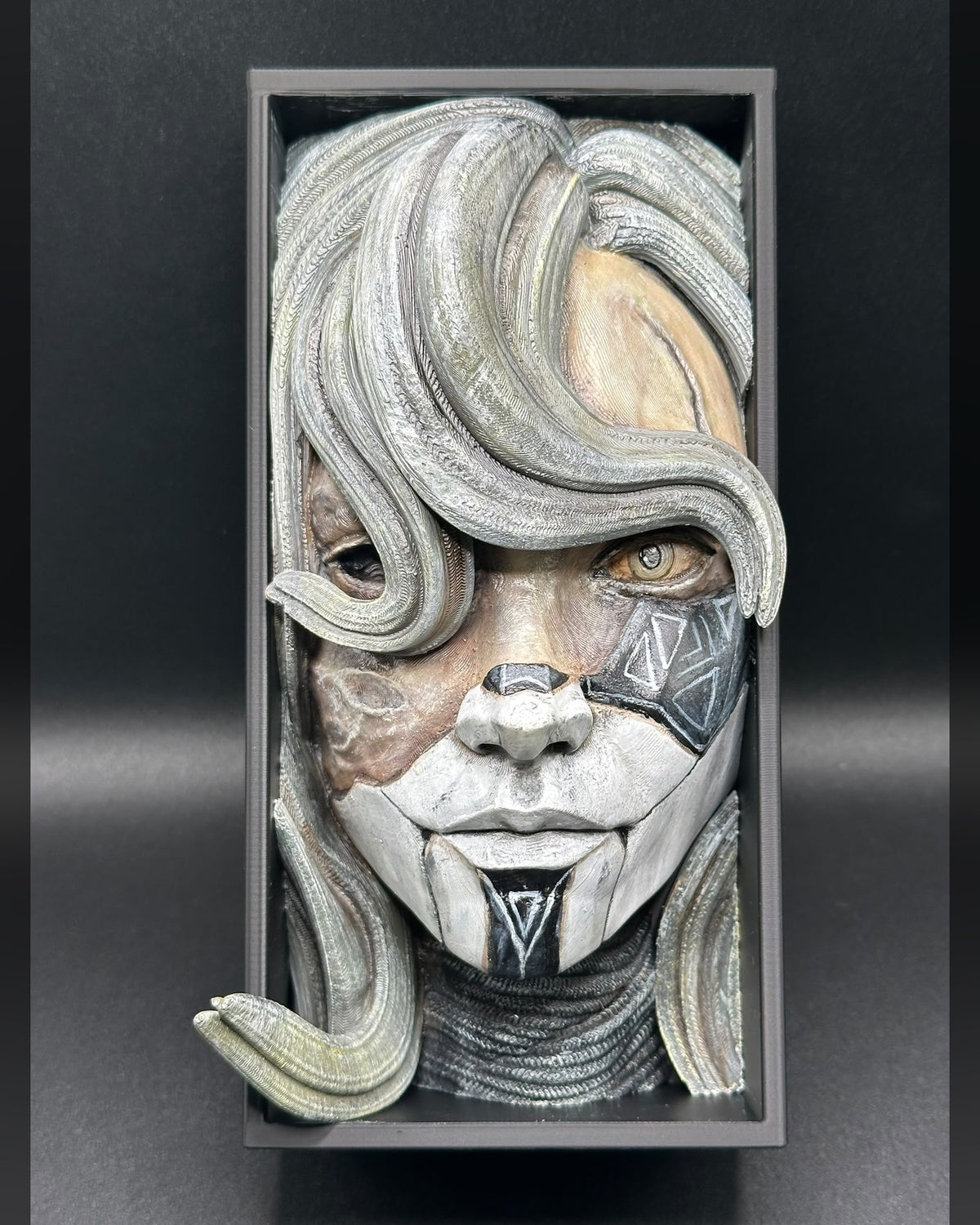 Fermalibro 3D Alicia dipinto a mano, volto con capelli argentati e decorazioni sul viso