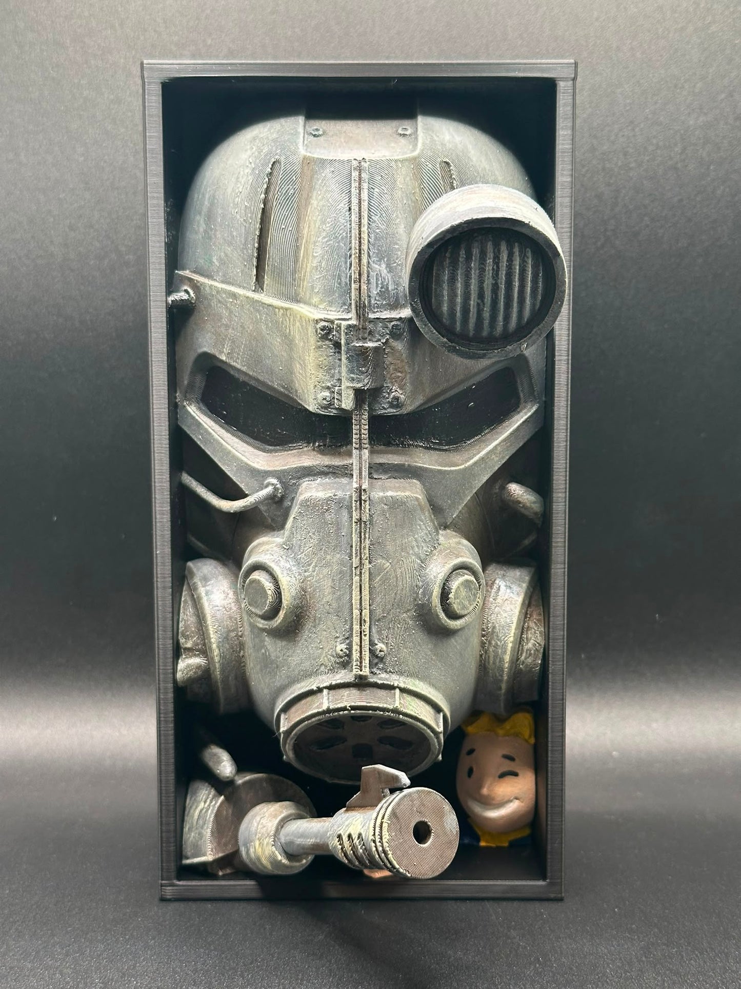 Fermalibro Power Armor visto di lato, dettaglio delle piastre invecchiate
