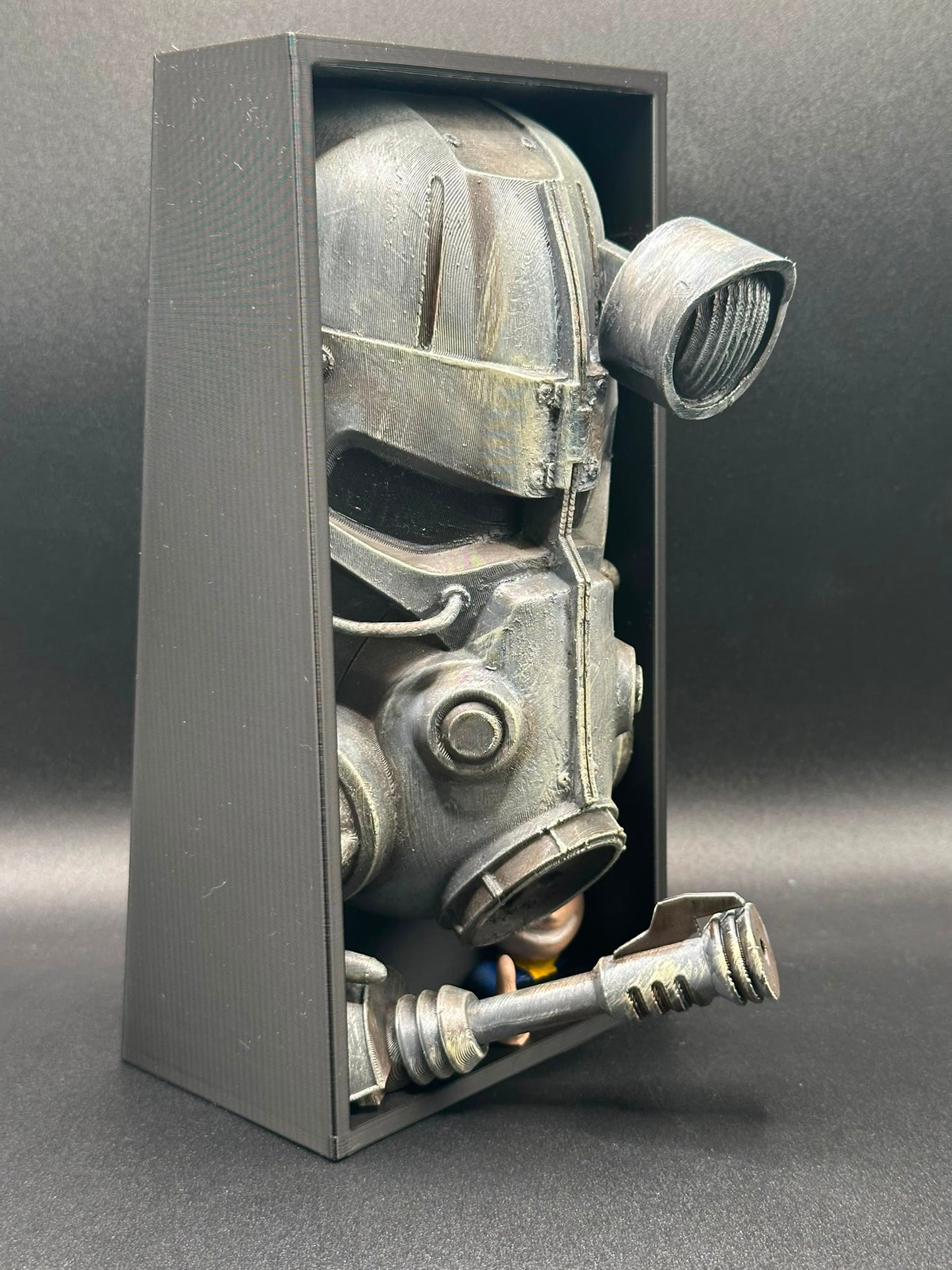 Fermalibro Power Armor di tre quarti con la mascotte accanto