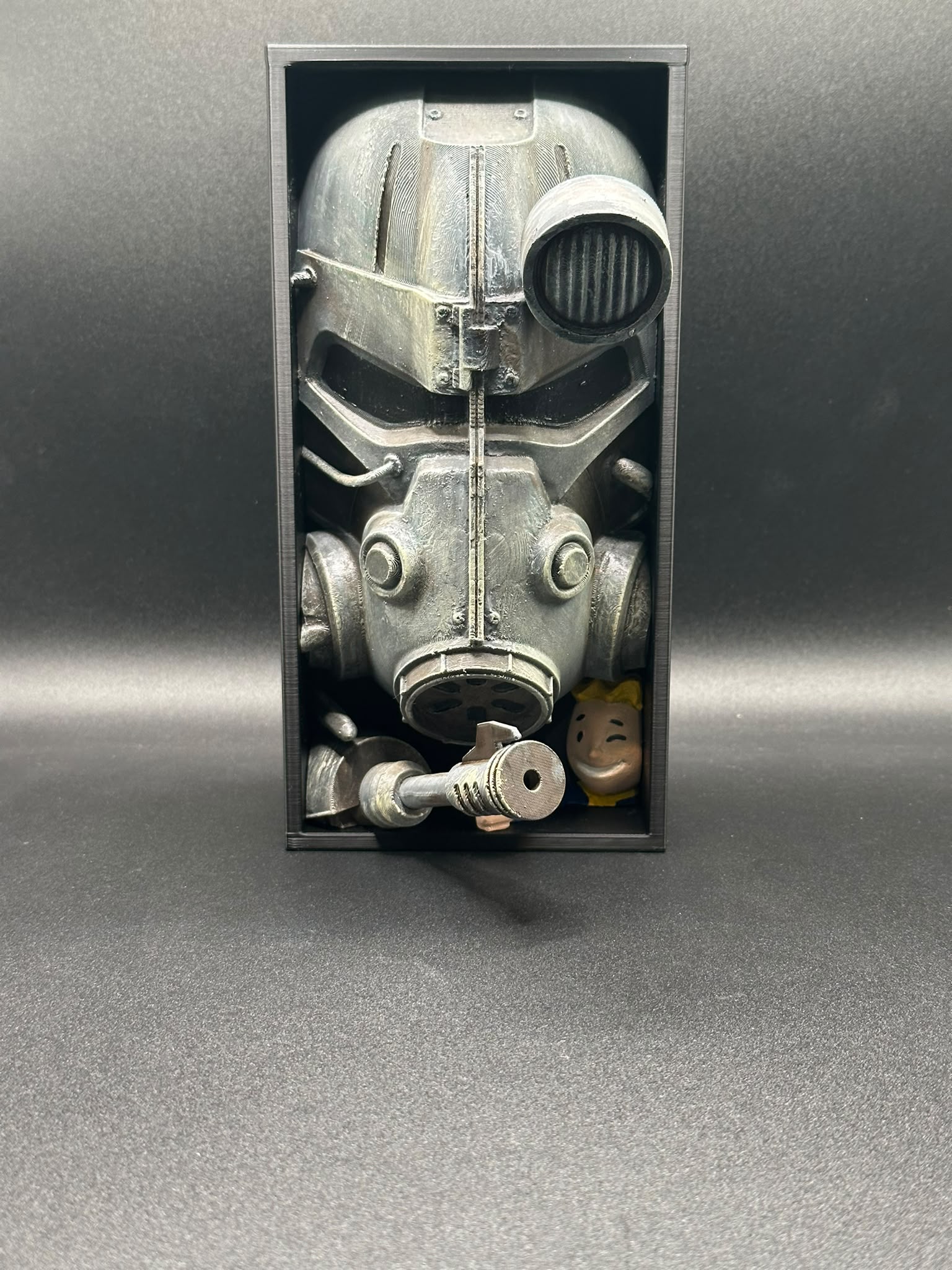 Fermalibro Power Armor, primo piano dell'elmo e dei filtri dipinti a mano
