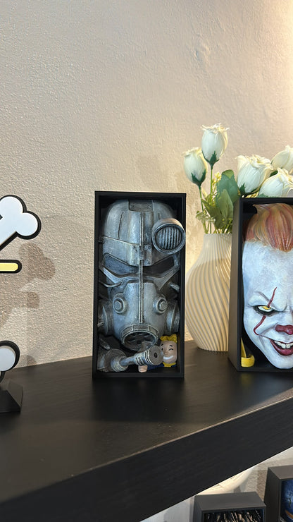 Fermalibro Power Armor esposto su una mensola accanto ad altri fermalibri