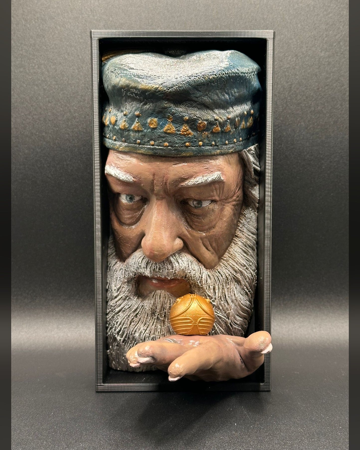 Fermalibro 3D Albus Silente dipinto a mano tra libri su una mensola