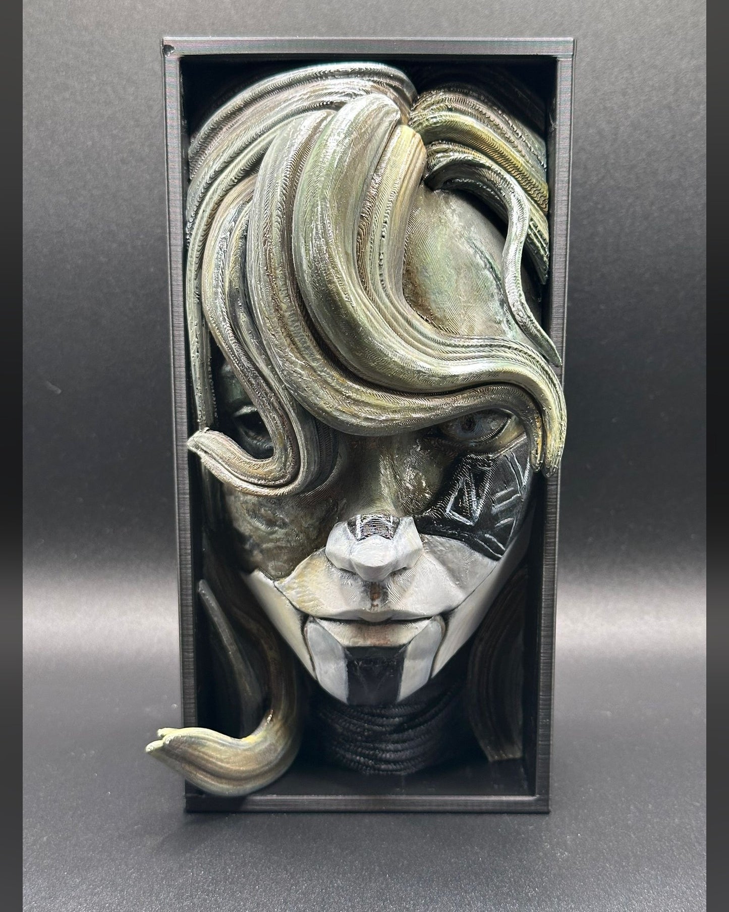 Fermalibro 3D Alicia dipinto a mano tra libri su una mensola
