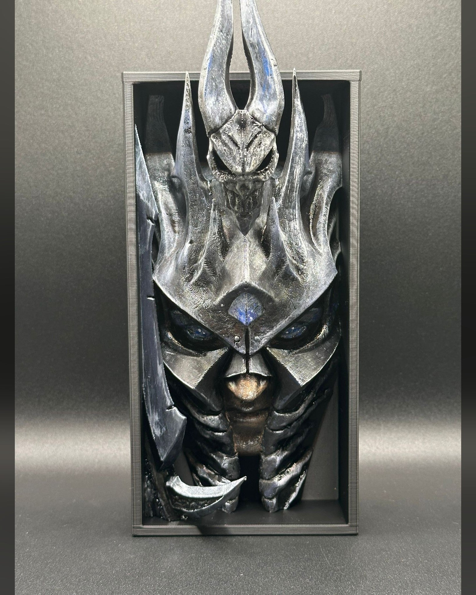 Fermalibro 3D Arthas Lich King dipinto a mano tra libri su una mensola