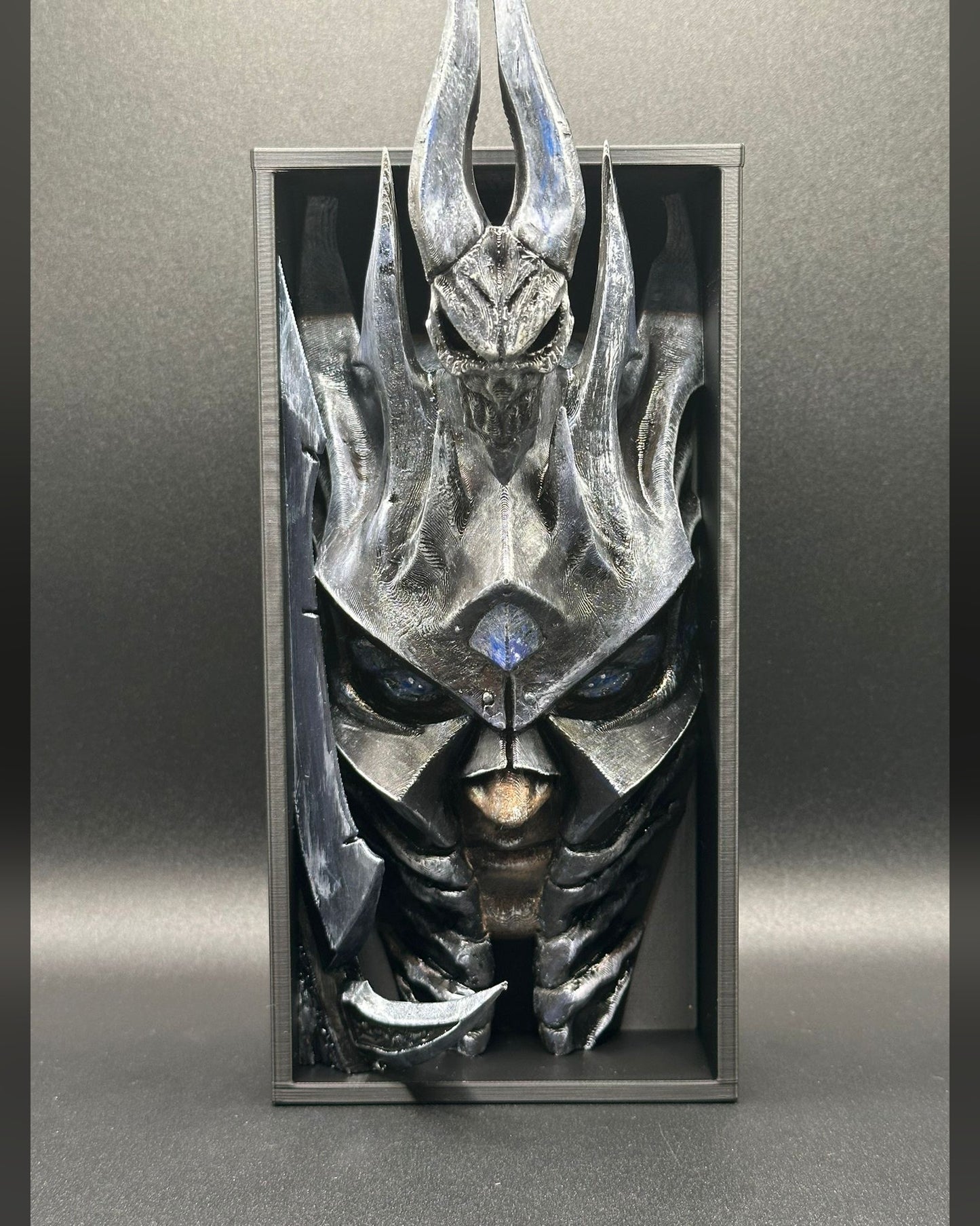 Fermalibro 3D Arthas Lich King dipinto a mano tra libri su una mensola