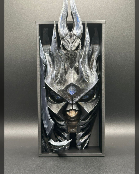 Fermalibro 3D Arthas Lich King dipinto a mano tra libri su una mensola