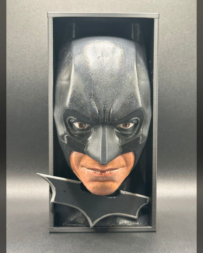 Fermalibro 3D Batman dipinto a mano tra libri su una mensola