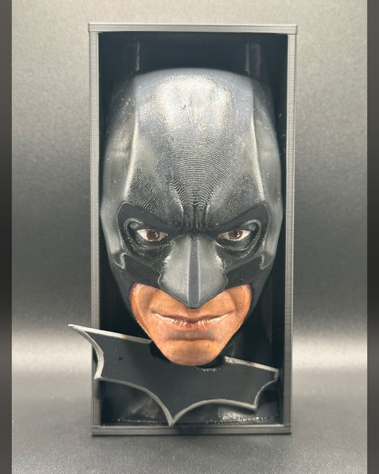 Fermalibro 3D Batman dipinto a mano tra libri su una mensola