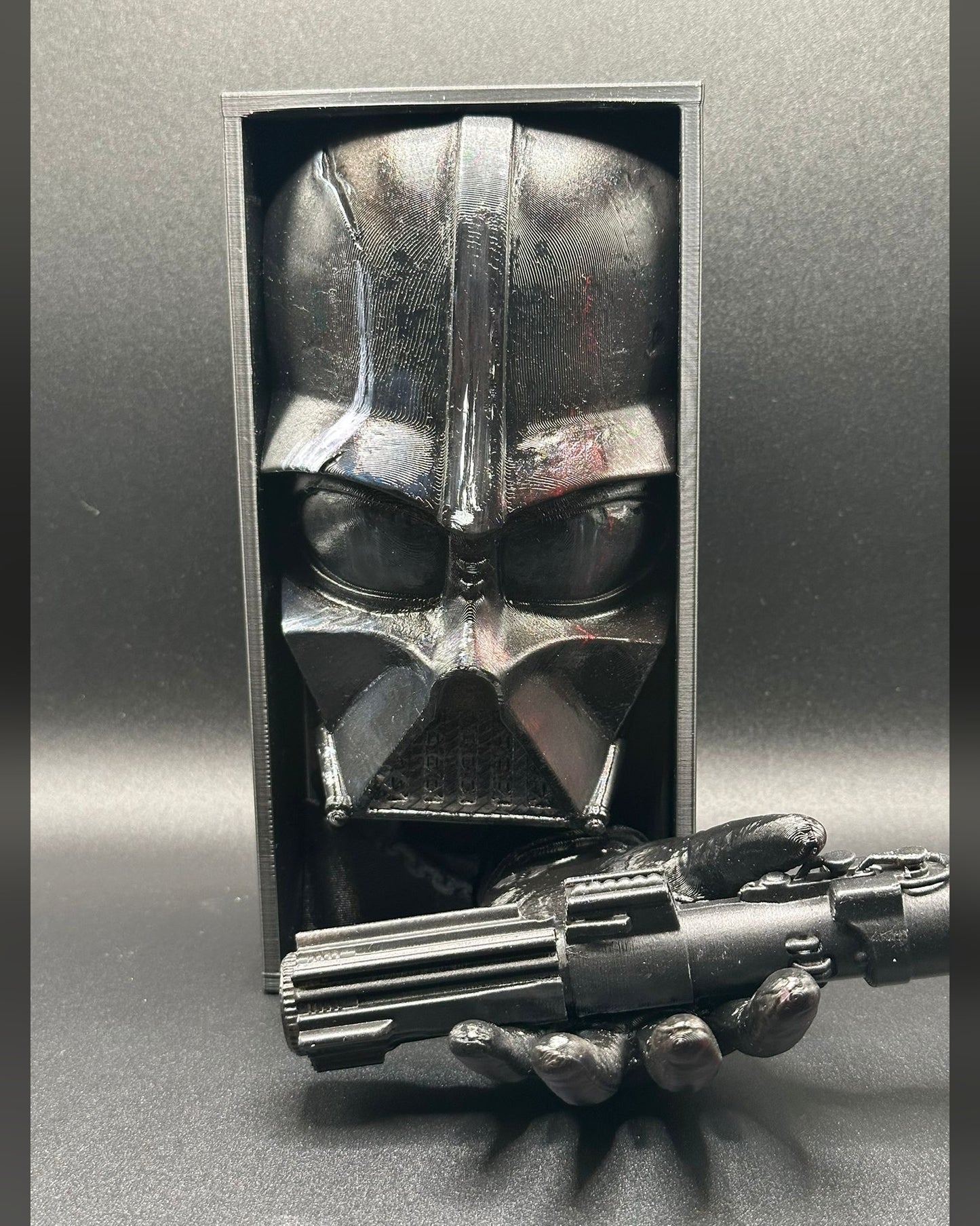 Fermalibro 3D Darth Vader dipinto a mano tra libri su una mensola