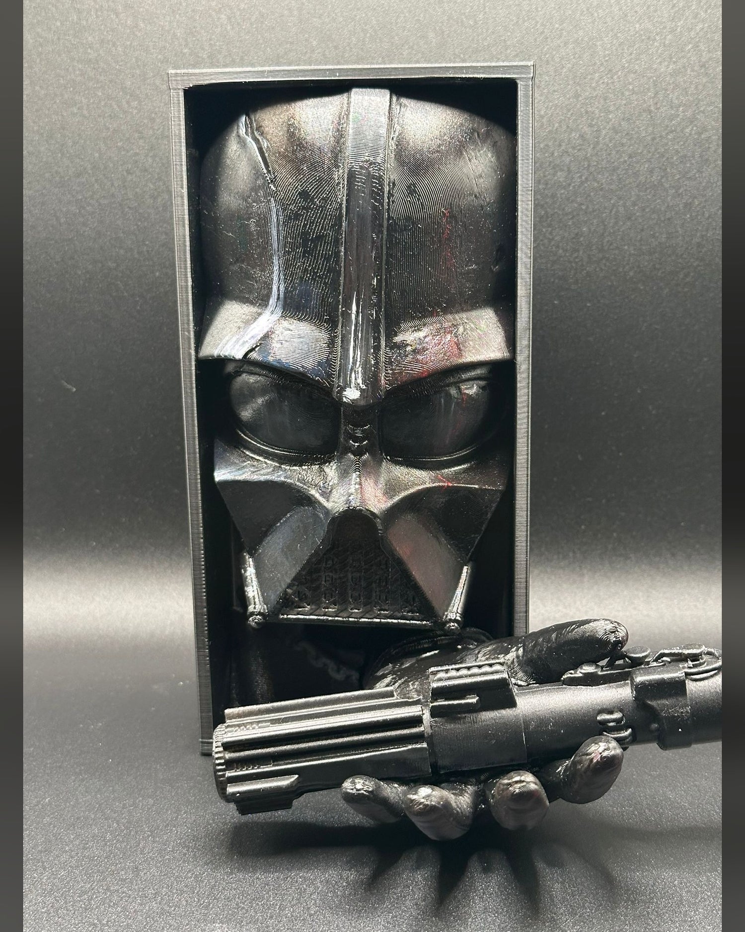 Fermalibro 3D Darth Vader dipinto a mano tra libri su una mensola