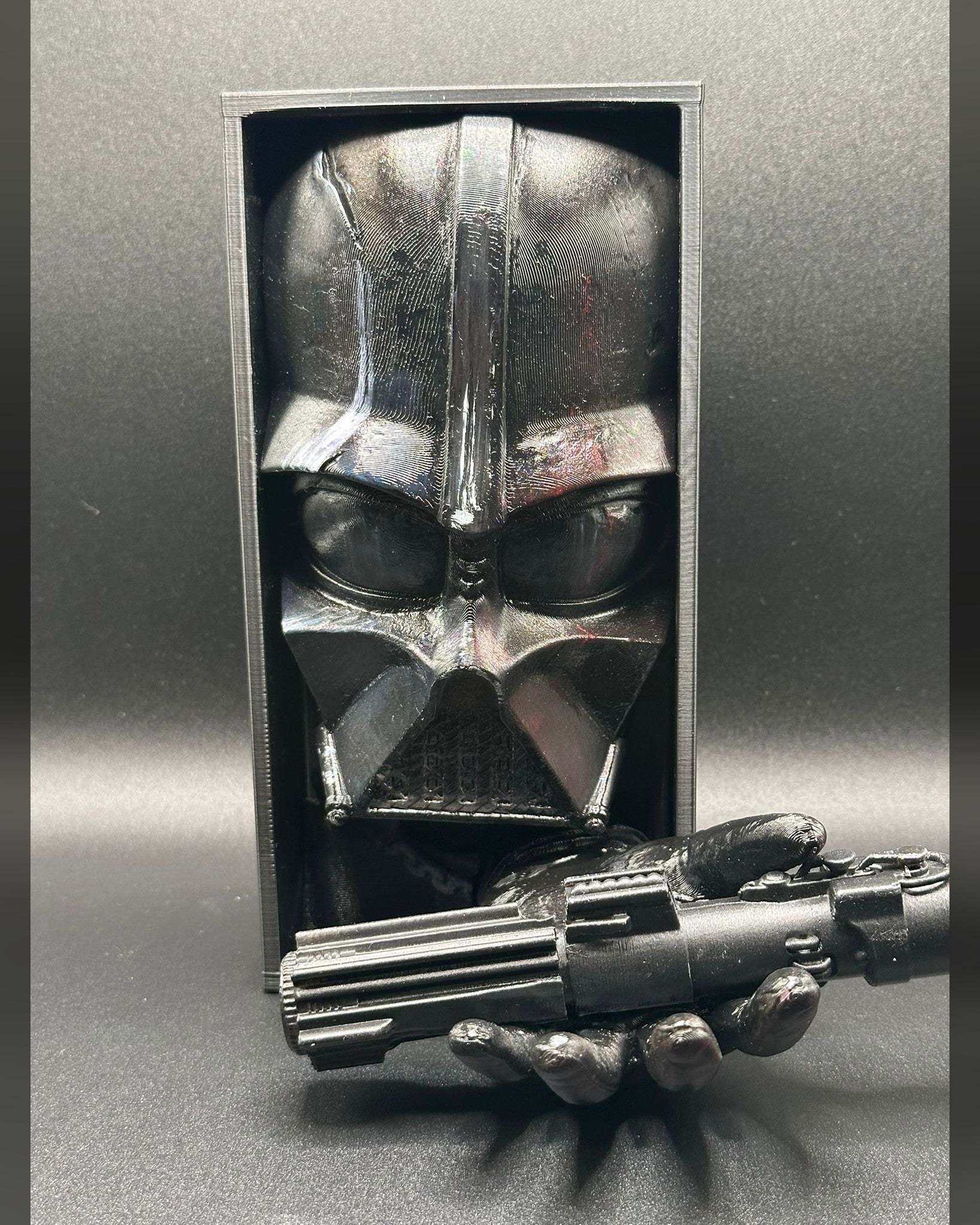 Fermalibro 3D Darth Vader dipinto a mano tra libri su una mensola