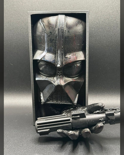 Fermalibro 3D Darth Vader dipinto a mano tra libri su una mensola