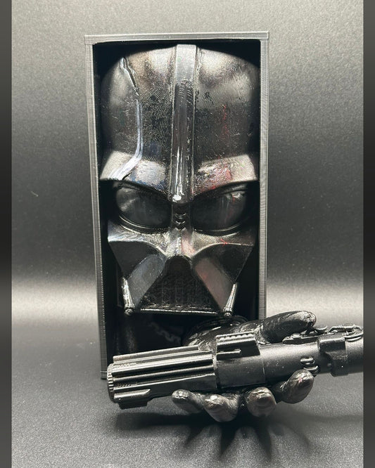 Fermalibro 3D Darth Vader dipinto a mano tra libri su una mensola