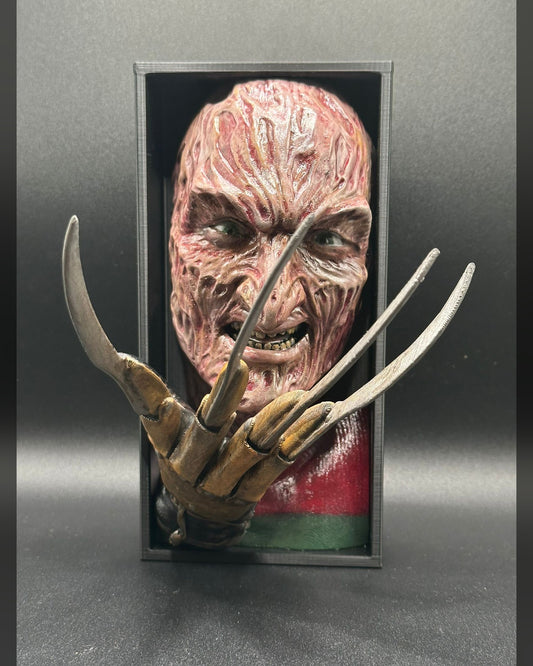 Fermalibro 3D Freddy Krueger dipinto a mano tra libri su una mensola