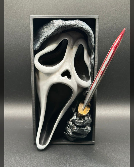 Fermalibro 3D Ghostface dipinto a mano tra libri su una mensola