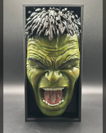 Fermalibro 3D Hulk dipinto a mano tra libri su una mensola