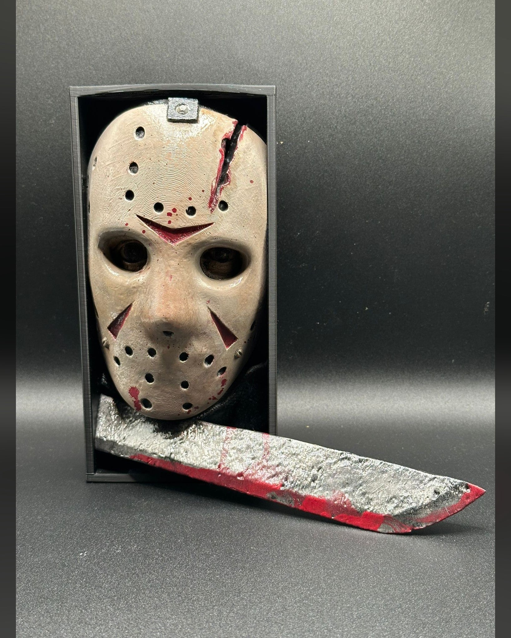 Fermalibro 3D Jason dipinto a mano tra libri su una mensola
