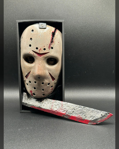 Fermalibro 3D Jason dipinto a mano tra libri su una mensola