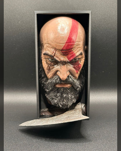 Fermalibro 3D Kratos dipinto a mano tra libri su una mensola