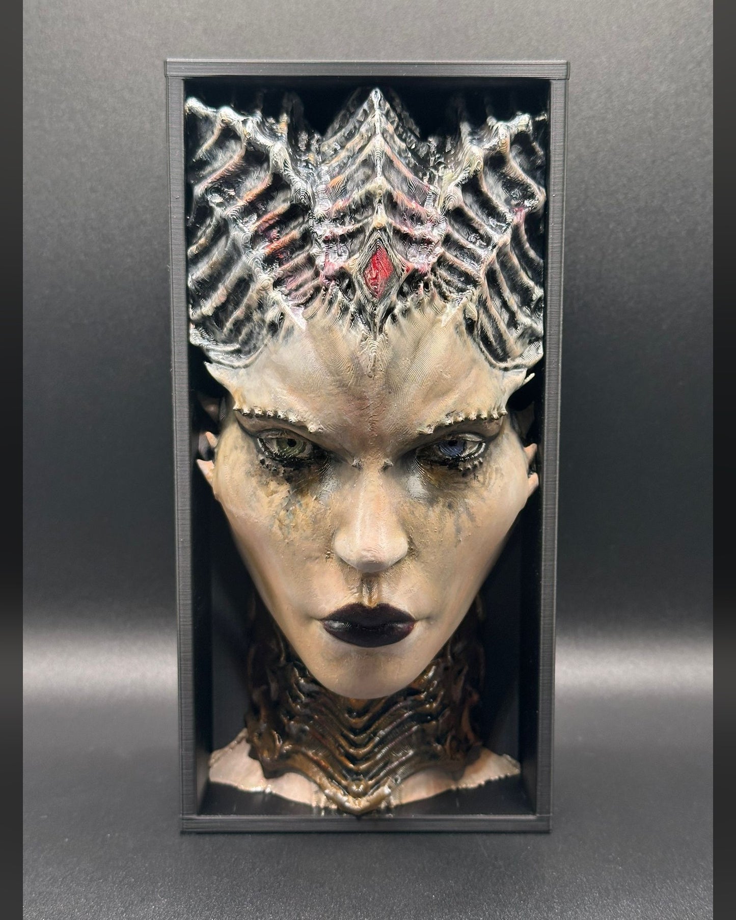 Fermalibro 3D Lilith dipinto a mano tra libri su una mensola
