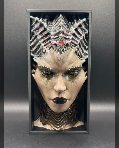 Fermalibro 3D Lilith dipinto a mano tra libri su una mensola