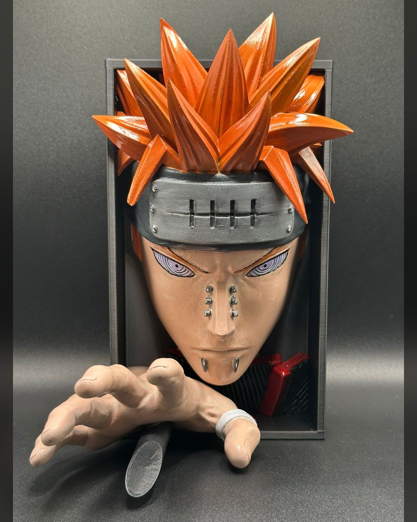 Fermalibro 3D Pain Nagato dipinto a mano tra libri su una mensola
