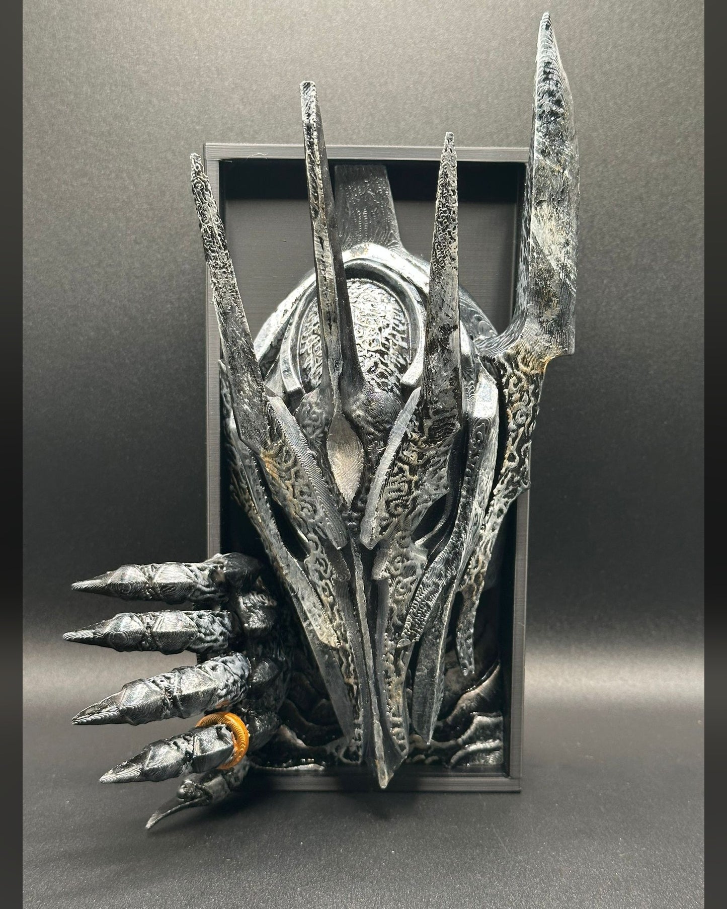Fermalibro 3D Sauron dipinto a mano tra libri su una mensola