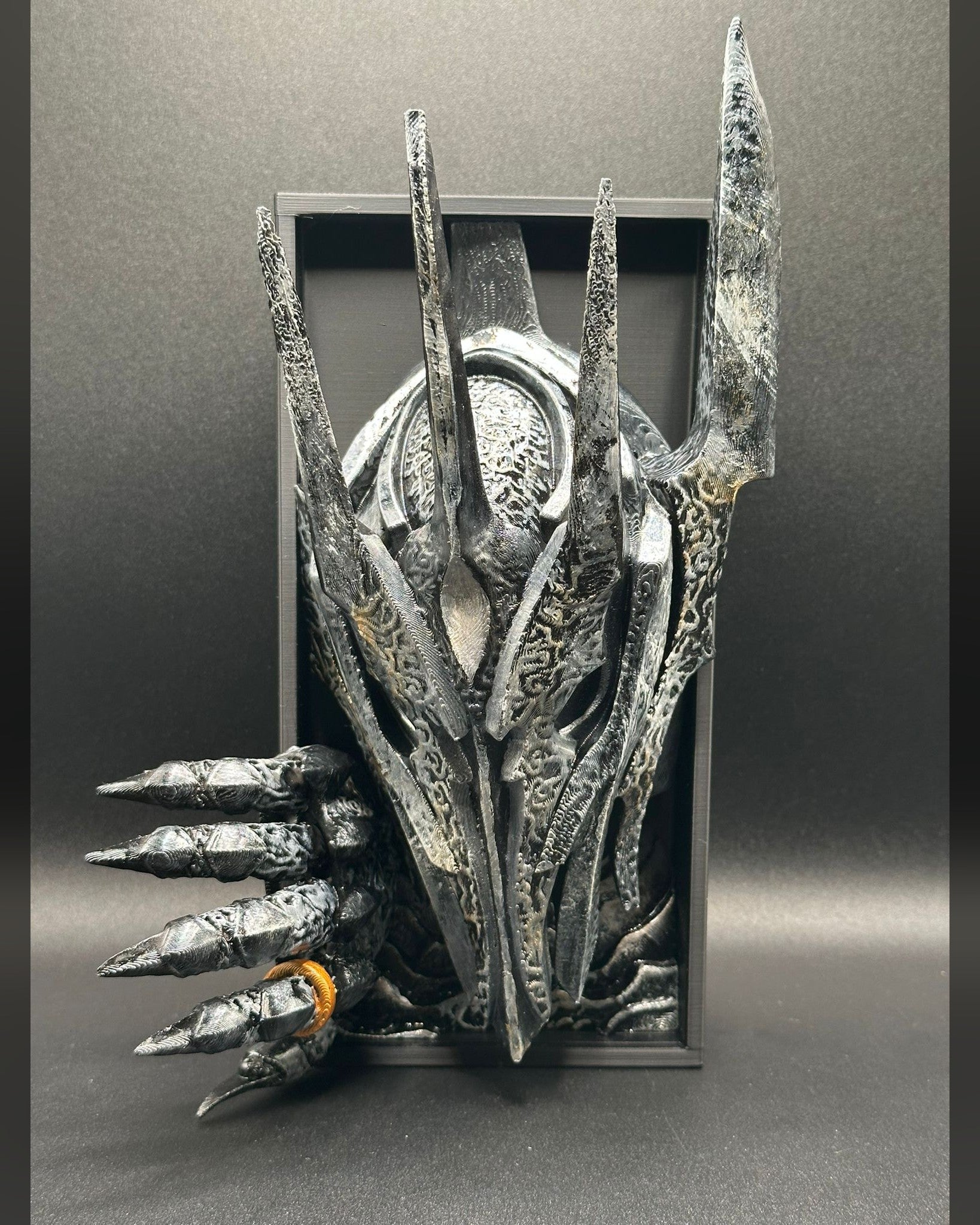 Fermalibro 3D Sauron dipinto a mano tra libri su una mensola