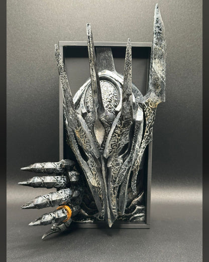 Fermalibro 3D Sauron dipinto a mano tra libri su una mensola