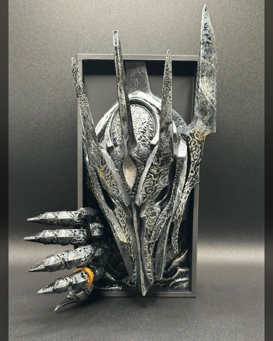 Fermalibro 3D Sauron dipinto a mano tra libri su una mensola