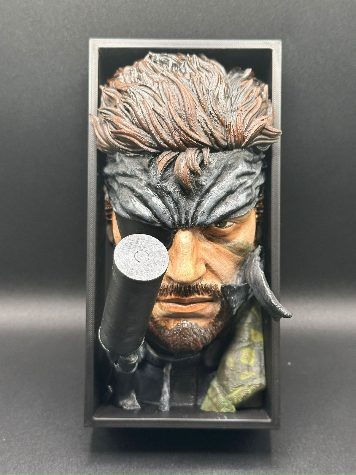 Fermalibro 3D Solid Snake dipinto a mano, vista frontale nella cornice nera