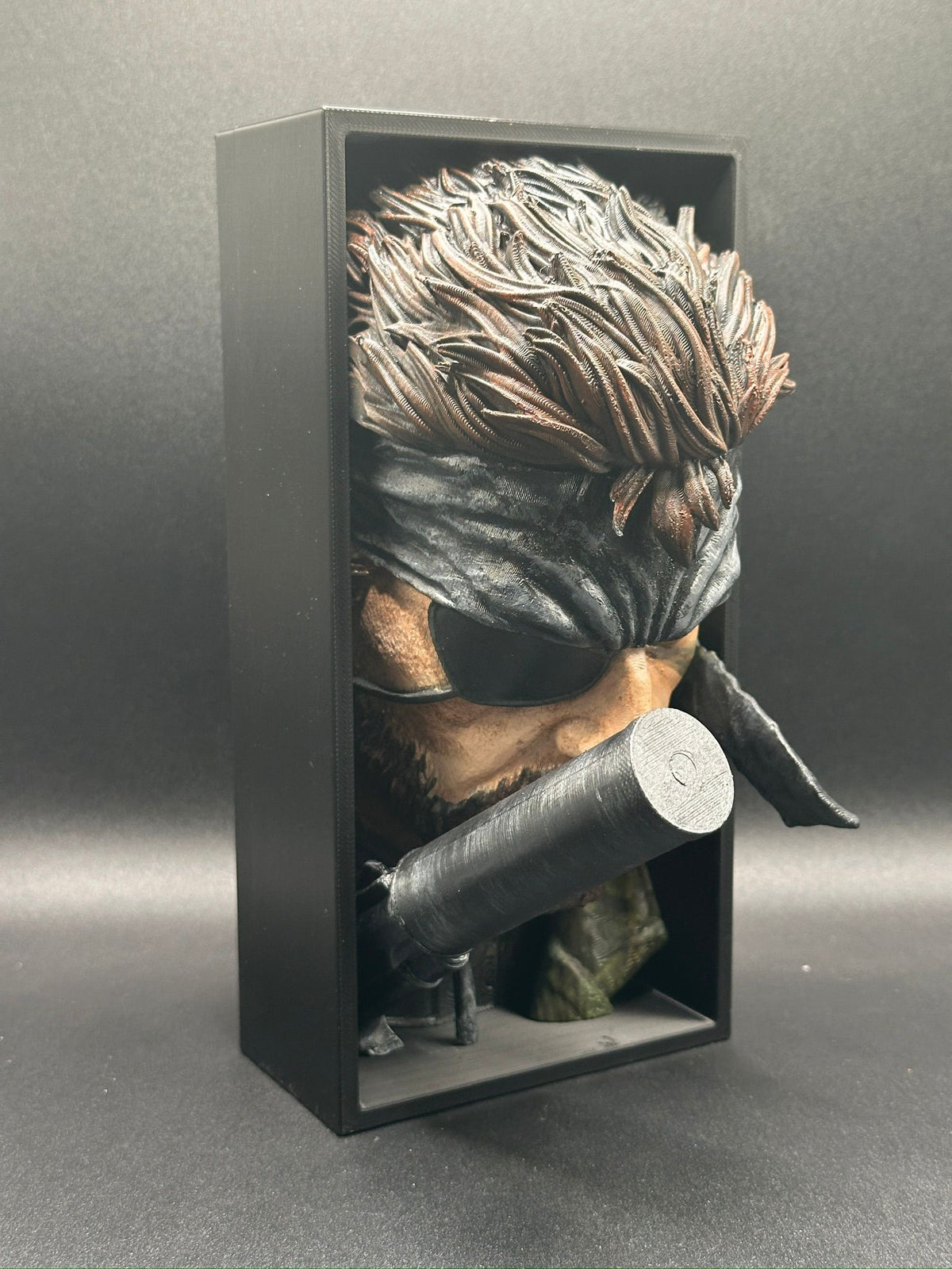 Fermalibro 3D Solid Snake visto di tre quarti, effetto diorama tridimensionale