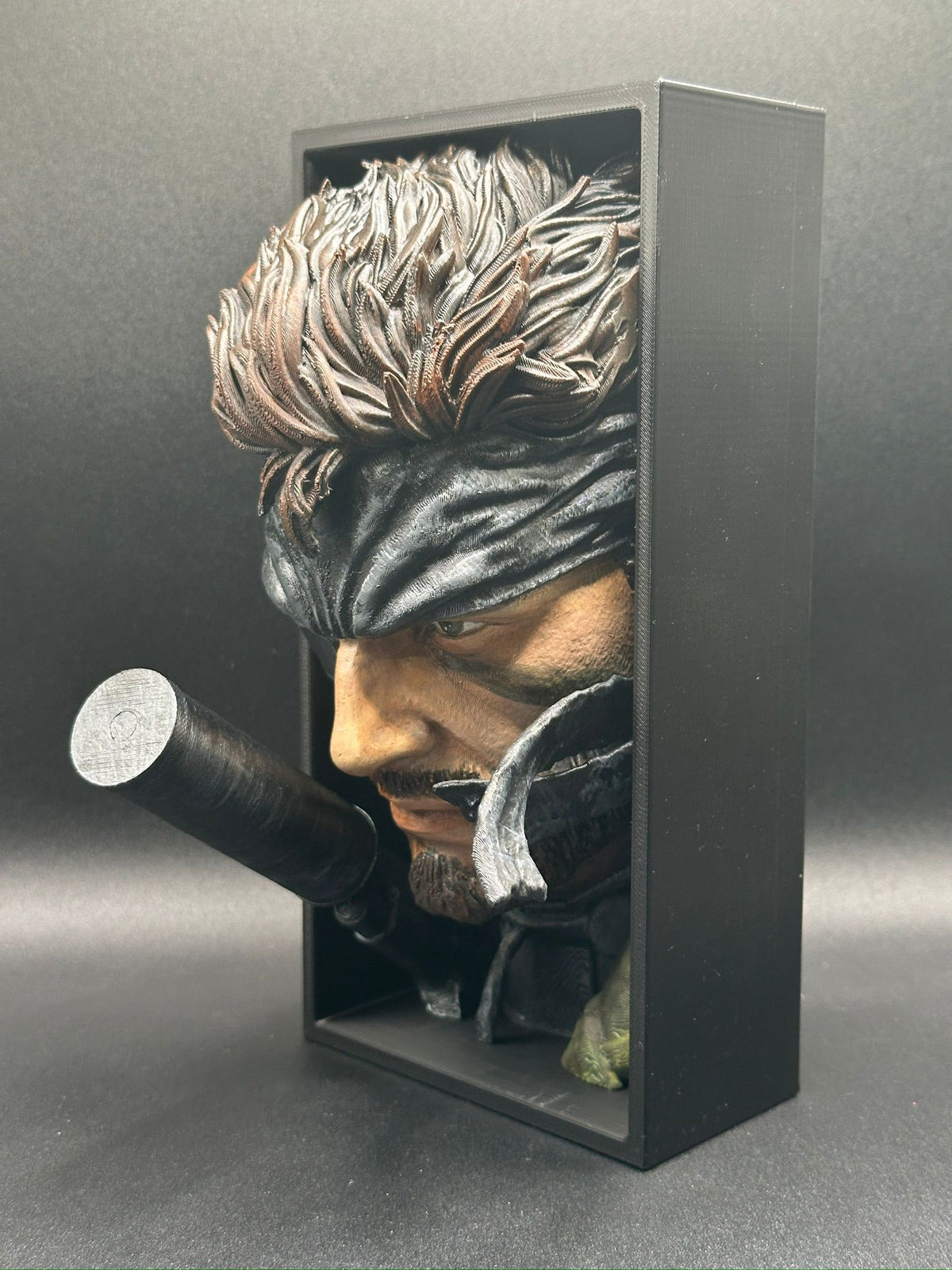 Dettaglio della bandana e dei capelli dipinti a mano del fermalibro Solid Snake