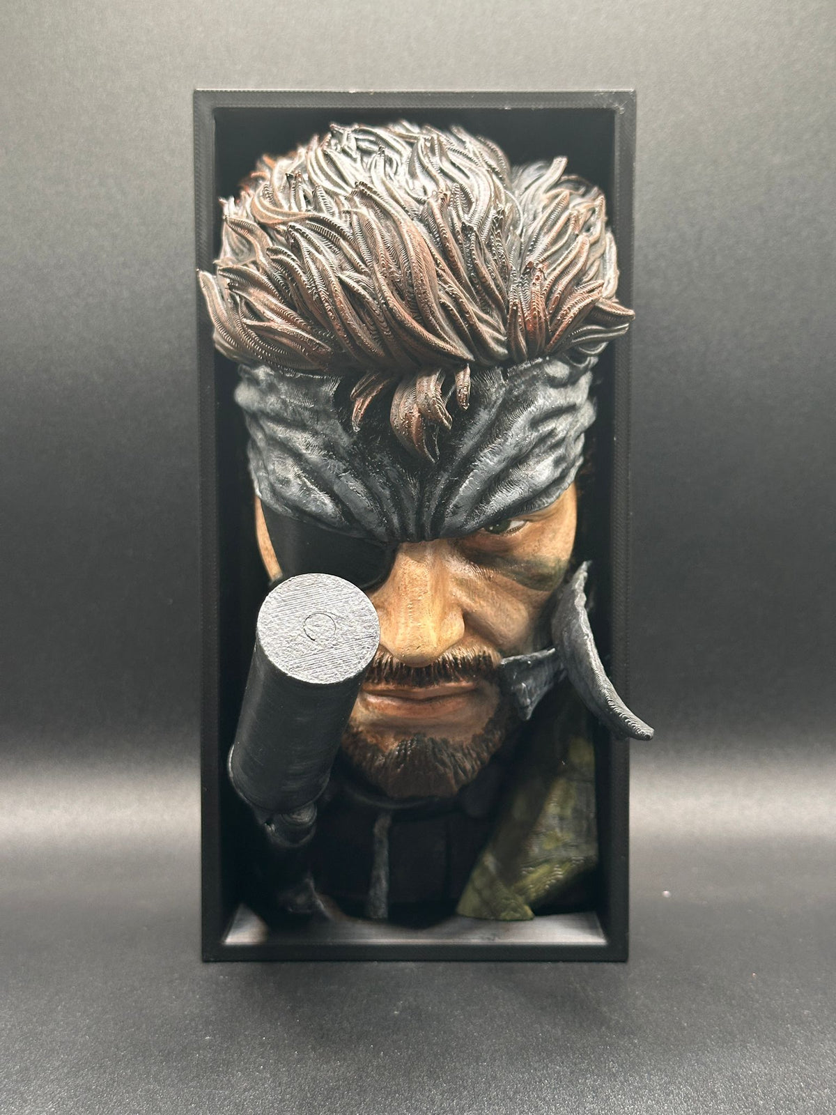 Fermalibro 3D Solid Snake, profondità della composizione dentro il box nero