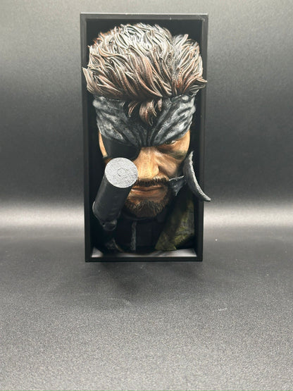 Fermalibro 3D Solid Snake dipinto a mano, dettaglio del viso e della sigaretta