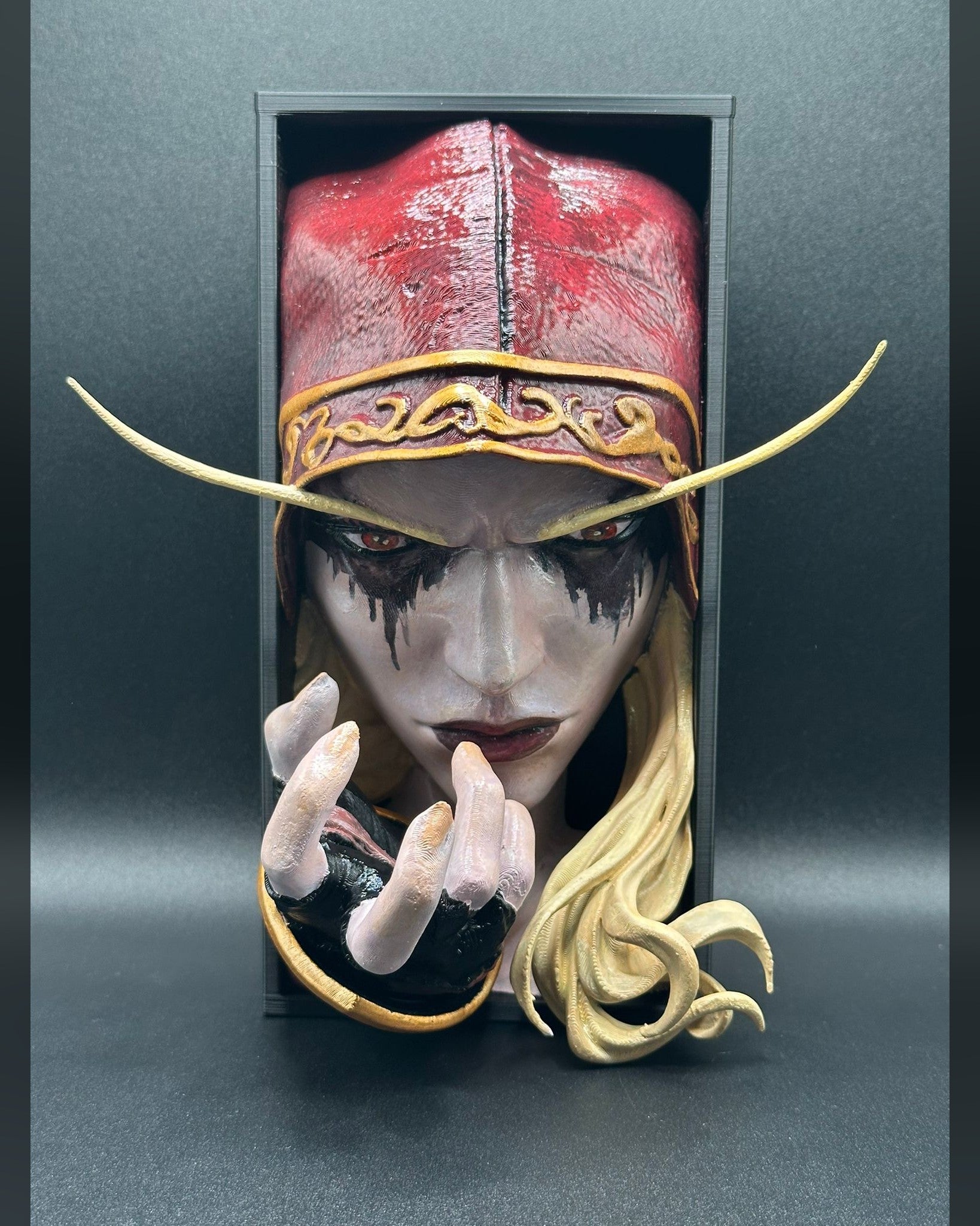 Fermalibro 3D Sylvanas Windrunner dipinto a mano tra libri su una mensola