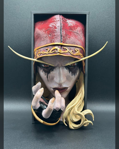 Fermalibro 3D Sylvanas Windrunner dipinto a mano tra libri su una mensola