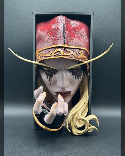 Fermalibro 3D Sylvanas Windrunner dipinto a mano tra libri su una mensola