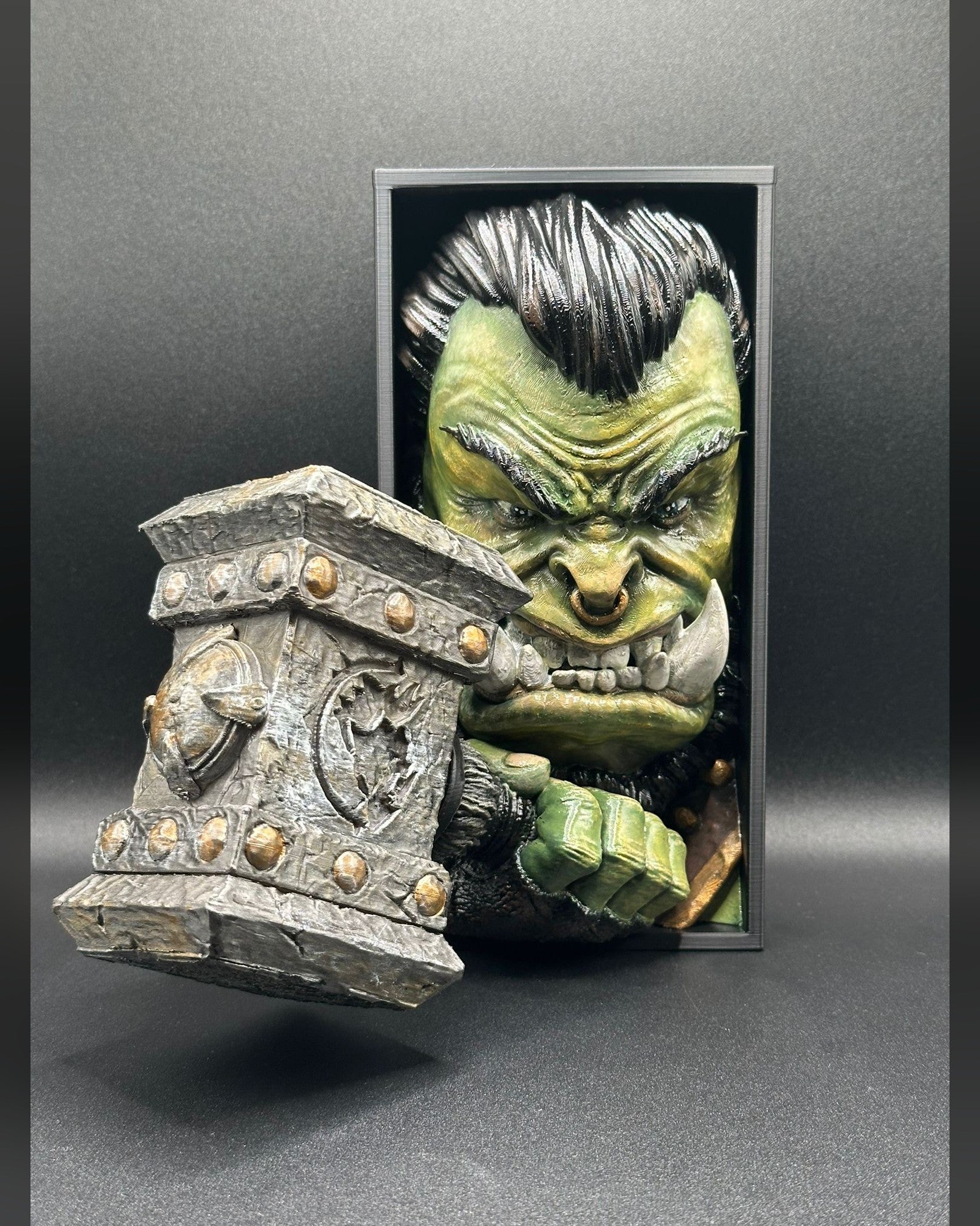 Fermalibro 3D Thrall Warchief dipinto a mano tra libri su una mensola