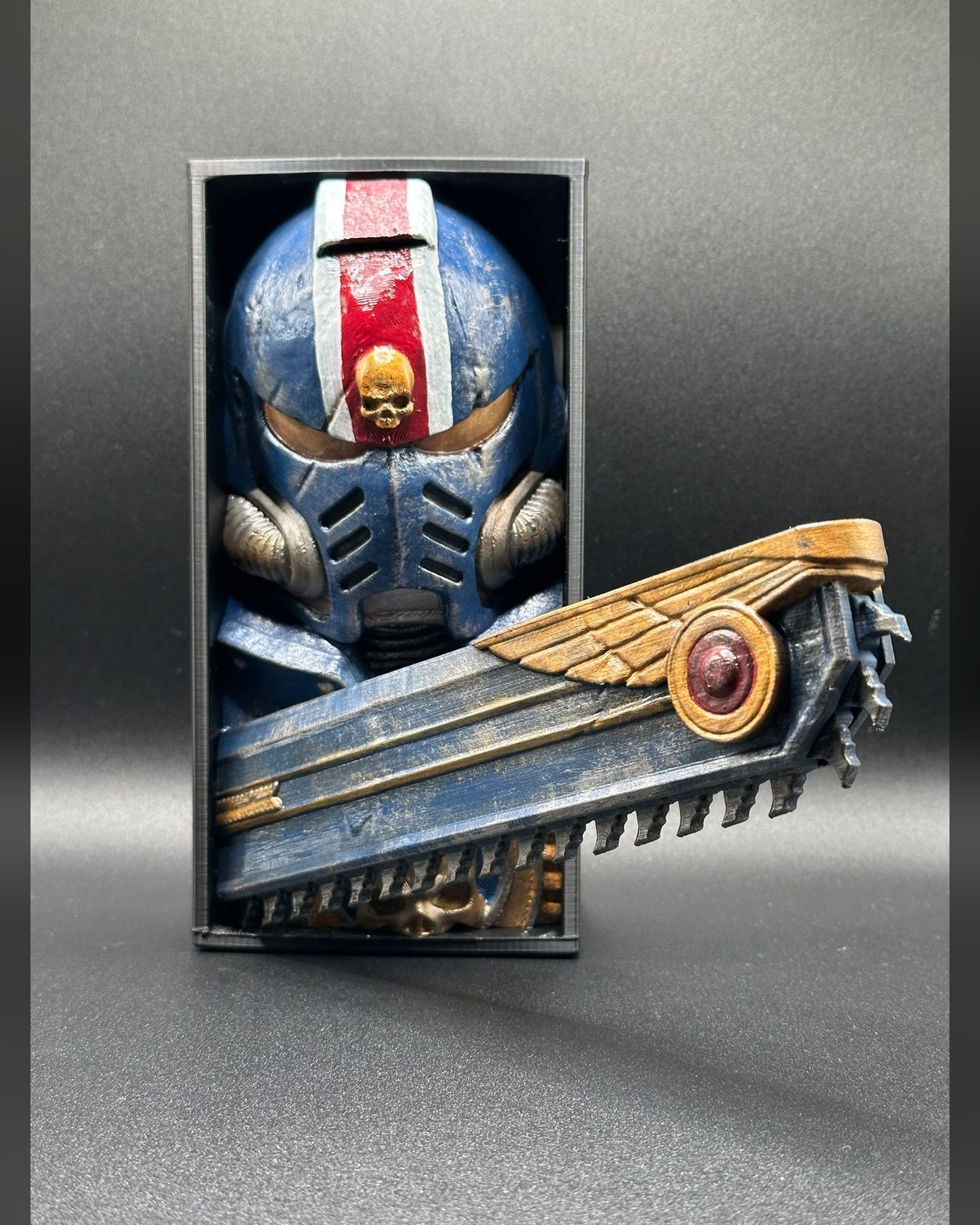 Fermalibro 3D Ultramarines dipinto a mano tra libri su una mensola